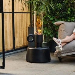 Lampe Fatboy Flamtastique - Anthracite 20 Lampe Fatboy Flamtastique - Anthracite -Jardin Meubles Magasin 104683 lampe huile fatboy flamtastique anthracite personne ambiance 3