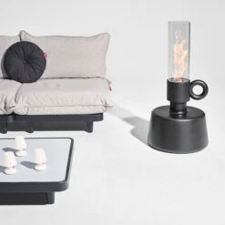 Lampe Fatboy Flamtastique - Anthracite 21 Lampe Fatboy Flamtastique - Anthracite -Jardin Meubles Magasin 104683 lampe huile fatboy flamtastique anthracite personne ambiance 4