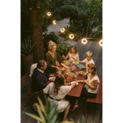 Guirlande Lumineuse FERMOB Hoop - Cerise Noire -Jardin Meubles Magasin guirlande hoop cerise noire ambiance 1