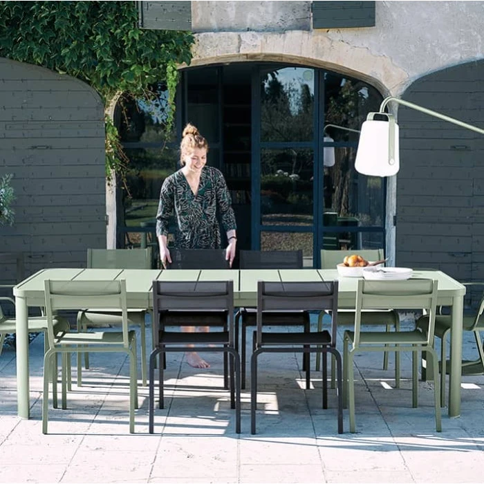 Table De Jardin 10 Personnes Avec 2 Rallonges FERMOB Oléron 155 / 255 X 100 Cm - Carbone 8 Table De Jardin 10 Personnes Avec 2 Rallonges FERMOB Oléron 155 / 255 X 100 Cm - Carbone – Image 6